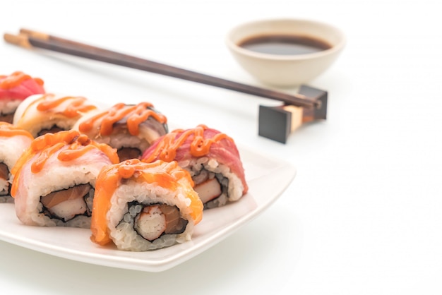 rollo de sushi mezclado con salsa picante - estilo de comida japonesa