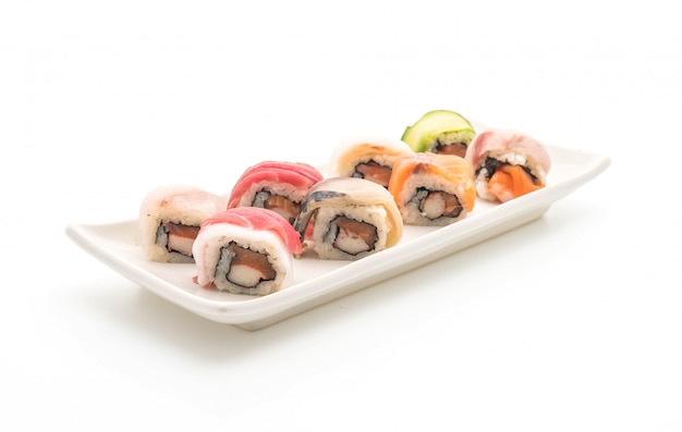 rollo de sushi mixto - estilo de comida japonesa