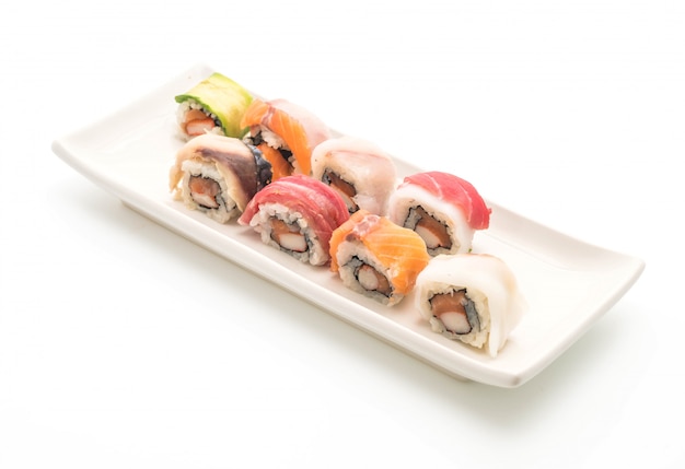 rollo de sushi mixto - estilo de comida japonesa