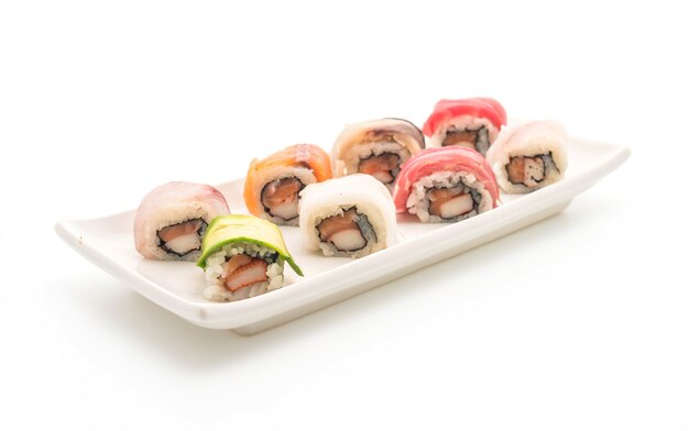 rollo de sushi mixto - estilo de comida japonesa