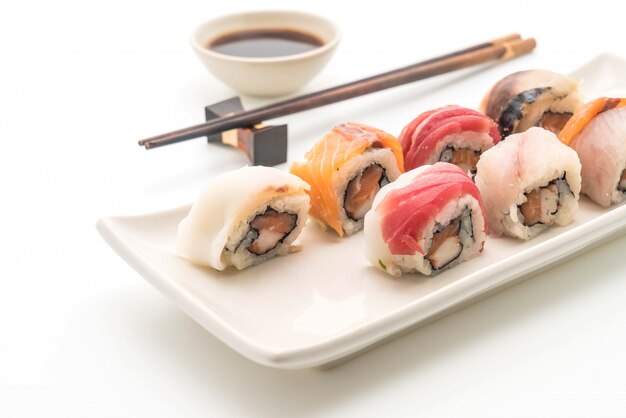 rollo de sushi mixto - estilo de comida japonesa