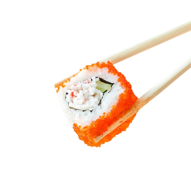 Rollo de sushi con palillos aislados.