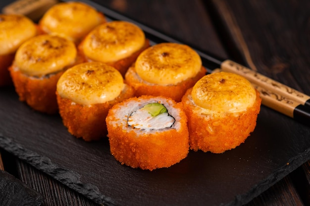 Rollo con sushi de pescado con palillos concepto de comida asiática