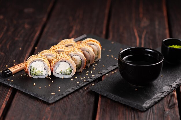 Rollo con sushi de pescado con palillos concepto de comida asiática