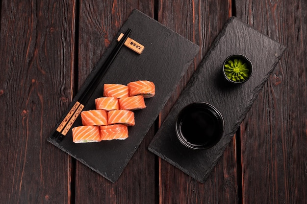 Rollo con sushi de pescado con palillos concepto de comida asiática