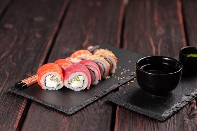 Rollo con sushi de pescado con palillos concepto de comida asiática