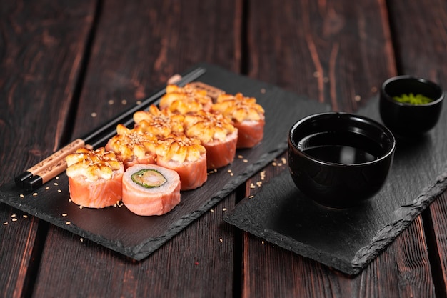 Rollo con sushi de pescado con palillos concepto de comida asiática