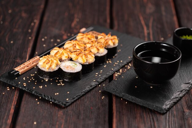 Rollo con sushi de pescado con palillos concepto de comida asiática