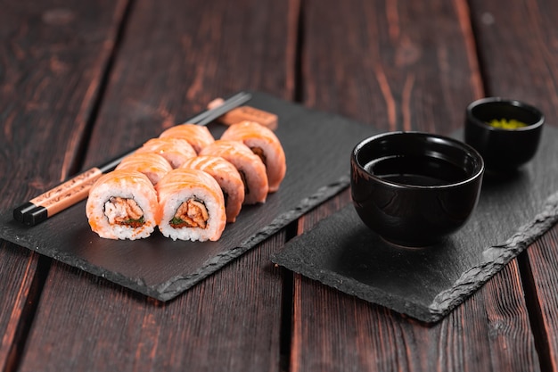 Rollo con sushi de pescado con palillos concepto de comida asiática