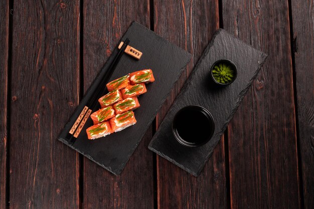 Rollo con sushi de pescado con palillos concepto de comida asiática