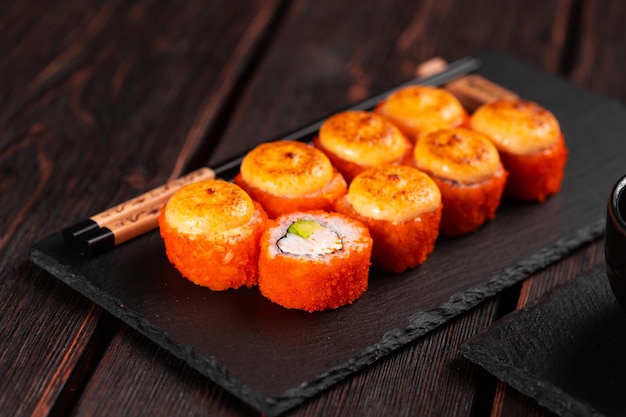 Rollo con sushi de pescado con palillos concepto de comida asiática