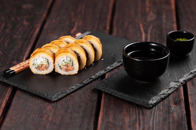 Rollo con sushi de pescado con palillos concepto de comida asiática