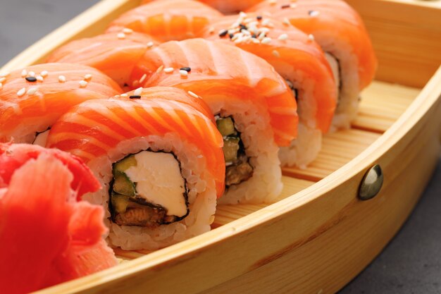 Rollo de sushi Philadelphia en plato