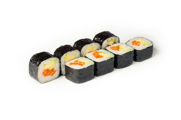 Rollo de sushi con salmón y aguacate en una placa blanca.