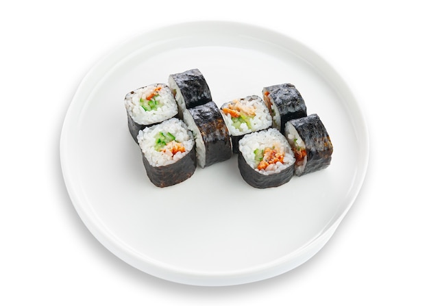 Rollo de sushi con salmón al horno y pepino fresco. Sobre un plato de cerámica blanca. Fondo blanco. Aislado.