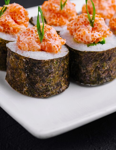 Un rollo de sushi con salmón y caviar.