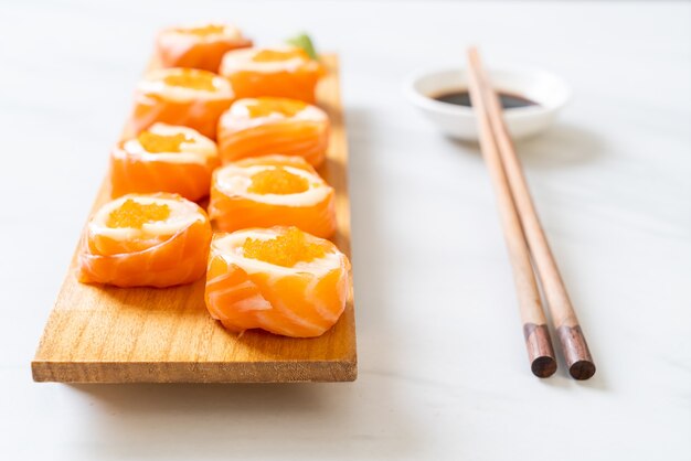 Rollo de sushi de salmón fresco con mayonesa y huevo de camarón