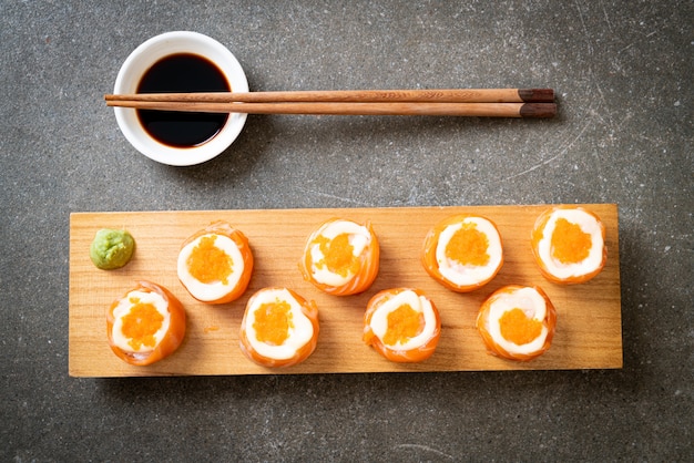 rollo de sushi de salmón fresco con mayonesa y huevo de camarones