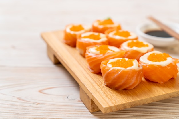 rollo de sushi de salmón fresco con mayonesa y huevo de camarones