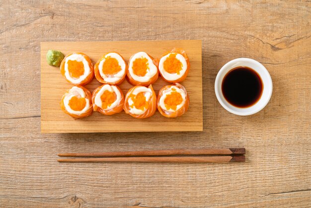 rollo de sushi de salmón fresco con mayonesa y huevo de camarones