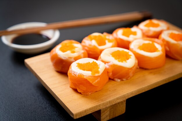 rollo de sushi de salmón fresco con mayonesa y huevo de camarones