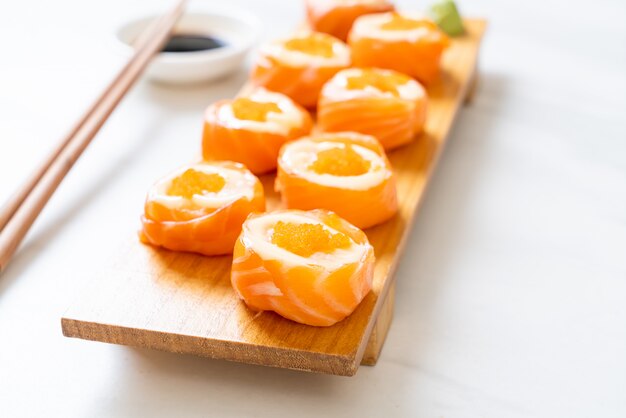 rollo de sushi de salmón fresco con mayonesa y huevo de camarones