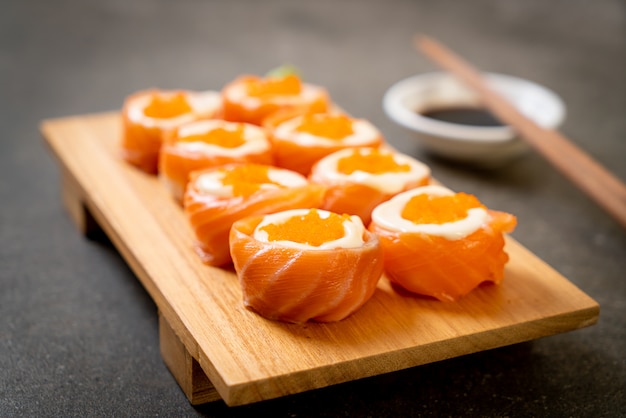 rollo de sushi de salmón fresco con mayonesa y huevo de camarones