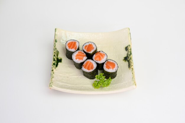 Rollo de sushi de salmón maki con algas y arroz japonés