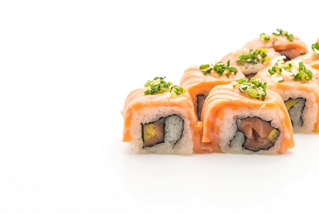 rollo de sushi de salmón a la parrilla - estilo de comida japonesa