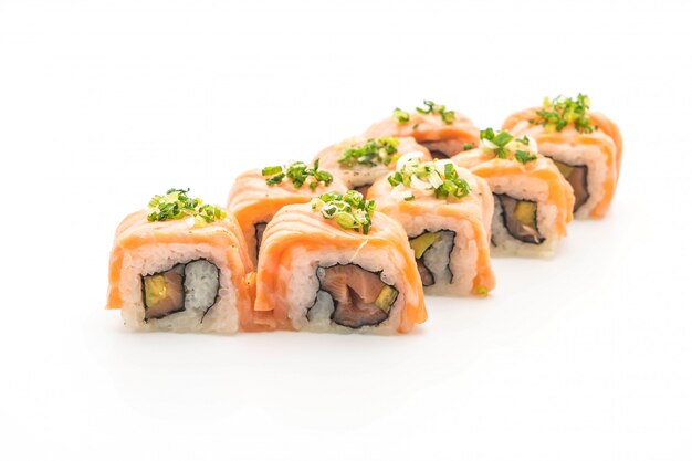 rollo de sushi de salmón a la parrilla - estilo de comida japonesa