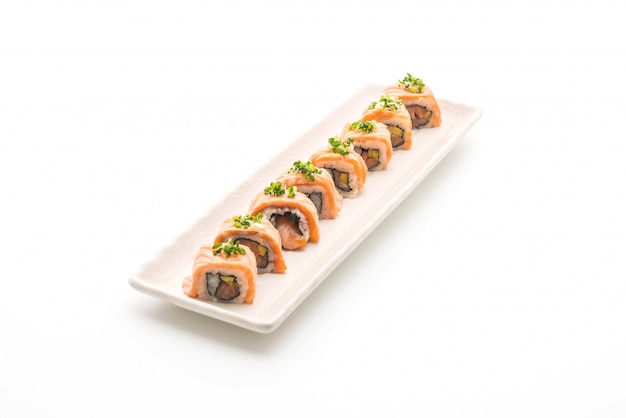 rollo de sushi de salmón a la parrilla - estilo de comida japonesa