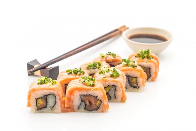 rollo de sushi de salmón a la parrilla