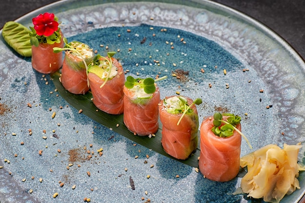Rollo de sushi con salmón pepino y aguacate