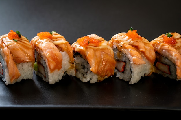 rollo de sushi de salmón a la plancha con salsa