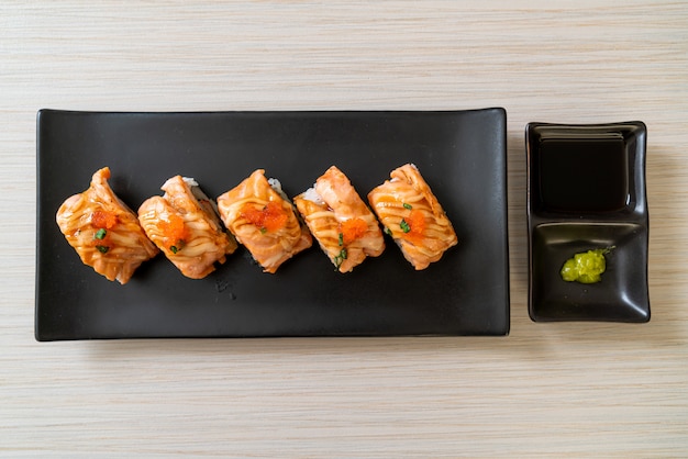 rollo de sushi de salmón a la plancha con salsa