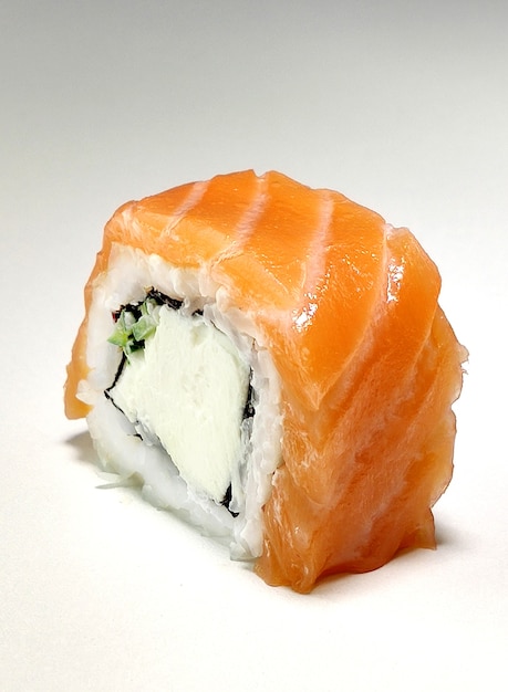 rollo de sushi con salmón