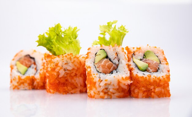 Rollo de sushi con salmón