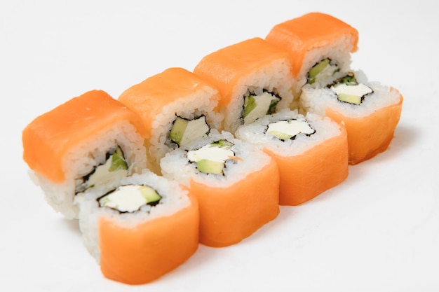 Rollo de sushi sobre un fondo blanco.