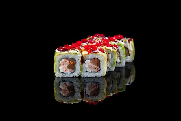 Rollo de sushi sobre un fondo negro reflexión comida japonesa cerrar