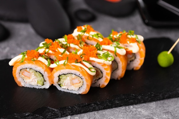 Rollo de sushi sobre fondo oscuro Concepto de comida japonesa y asiática
