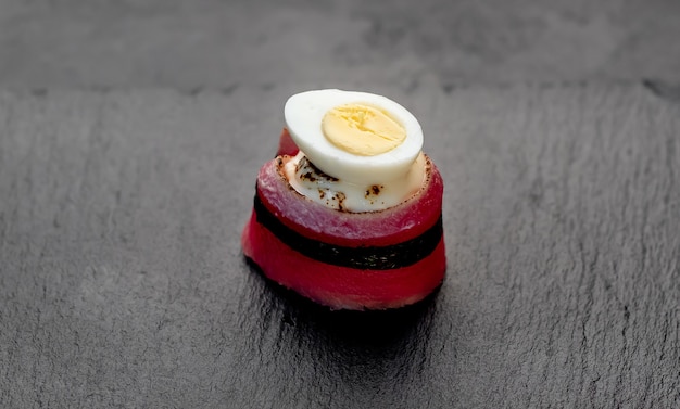 un rollo de sushi sobre un fondo de piedra