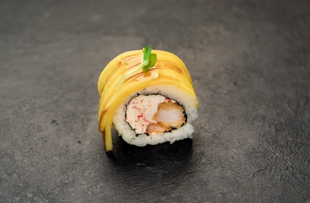 un rollo de sushi sobre un fondo de piedra