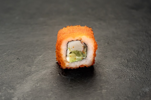 un rollo de sushi sobre un fondo de piedra