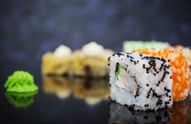 Rollo de sushi en superficie oscura