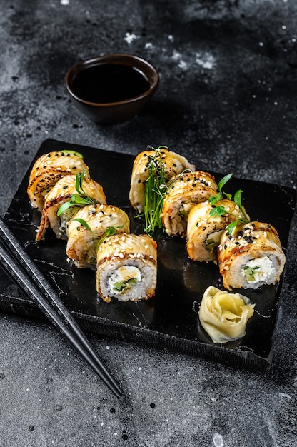 Rollo de sushi, sushi Maki con anguila ahumada y pepino