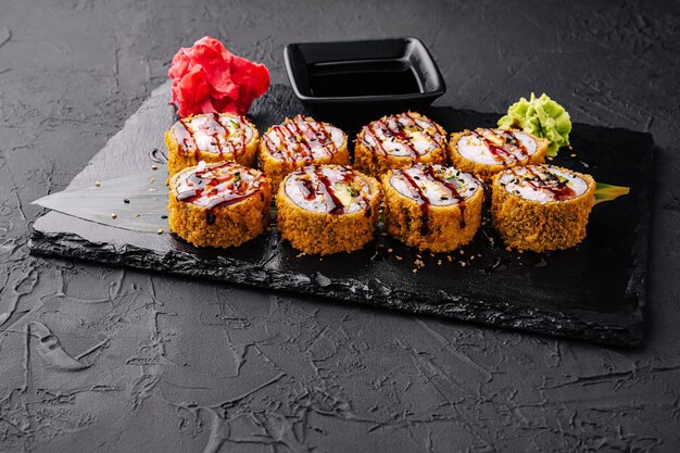 Rollo de sushi tibio con salsa unagi