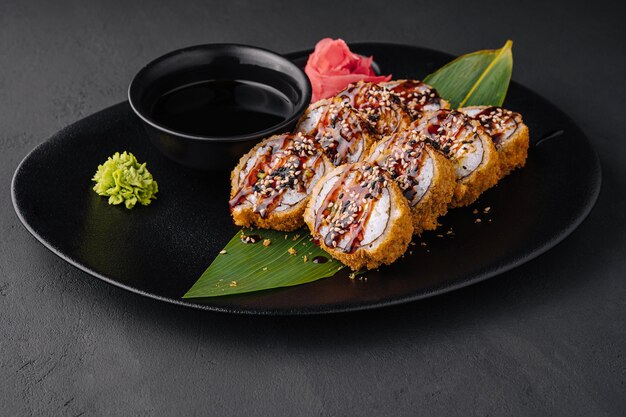 Rollo de sushi tibio con salsa unagi