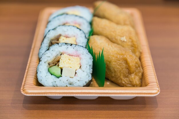 rollo de sushi con tofu frito