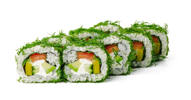 Rollo de sushi vegetal con eneldo y verduras aislado en blanco