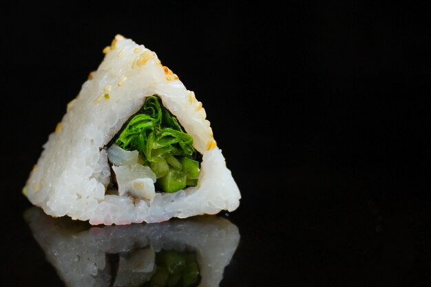 Rollo de sushi con verduras